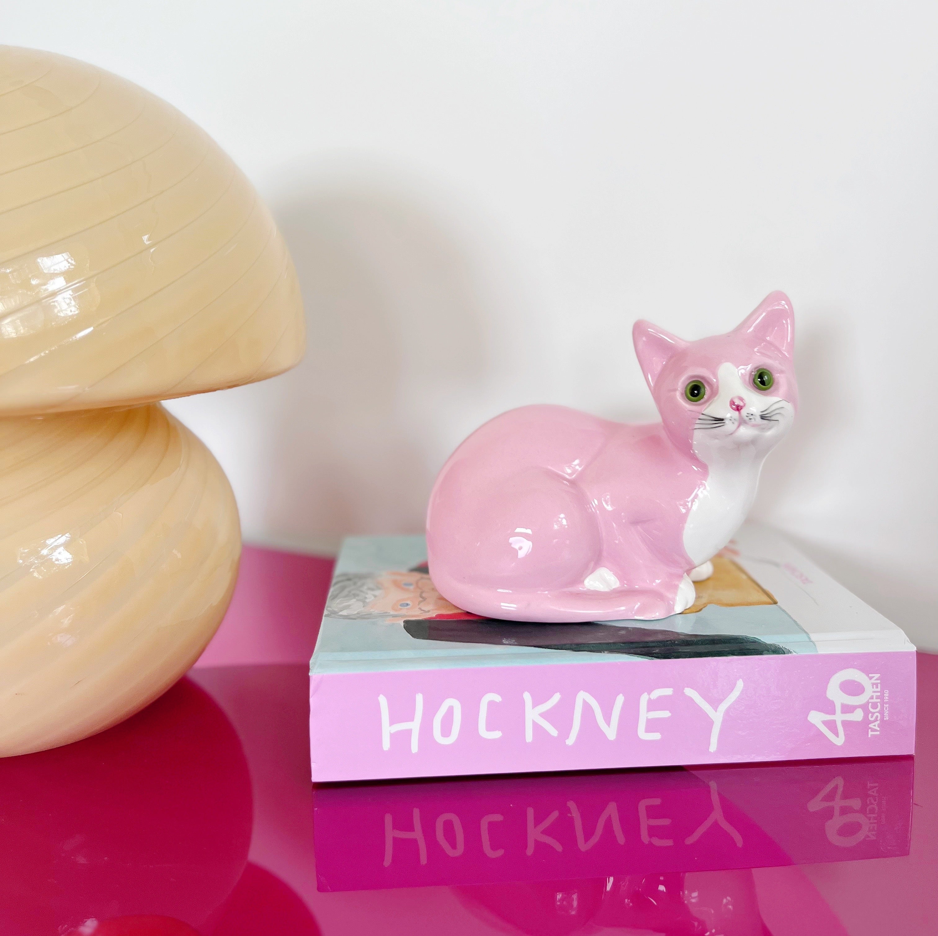 Chat en céramique rose pastel