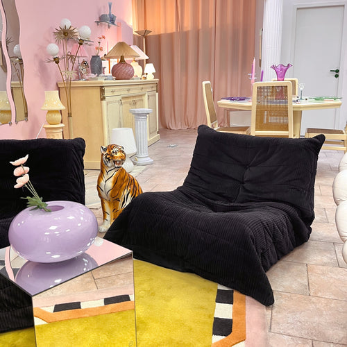 Chauffeuse Togo Ligne Roset en velours côtelé noir, design iconique Michel Ducaroy, Club Barbara