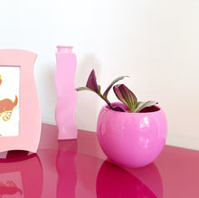 Load image into Gallery viewer, Vintage pink flowerpot
