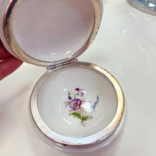 Load image into Gallery viewer, Coffret à bijoux coquillage blanc irisé
