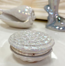 Load image into Gallery viewer, Coffret à bijoux coquillage blanc irisé
