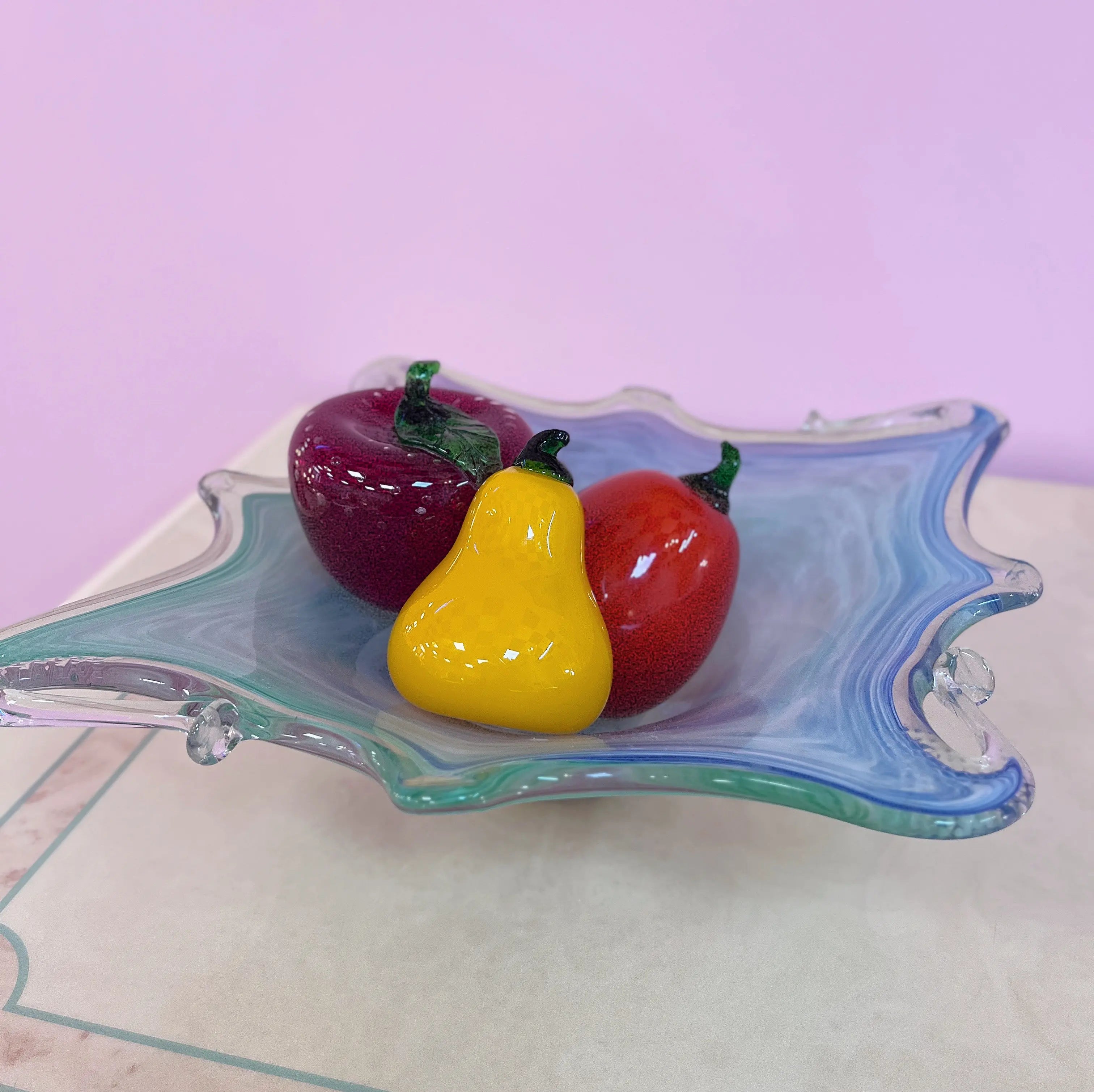 Trio de fruits en verre vintage sur table, Club Barbara
