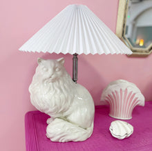 Load image into Gallery viewer, Lampe chat vintage Italy 70s
