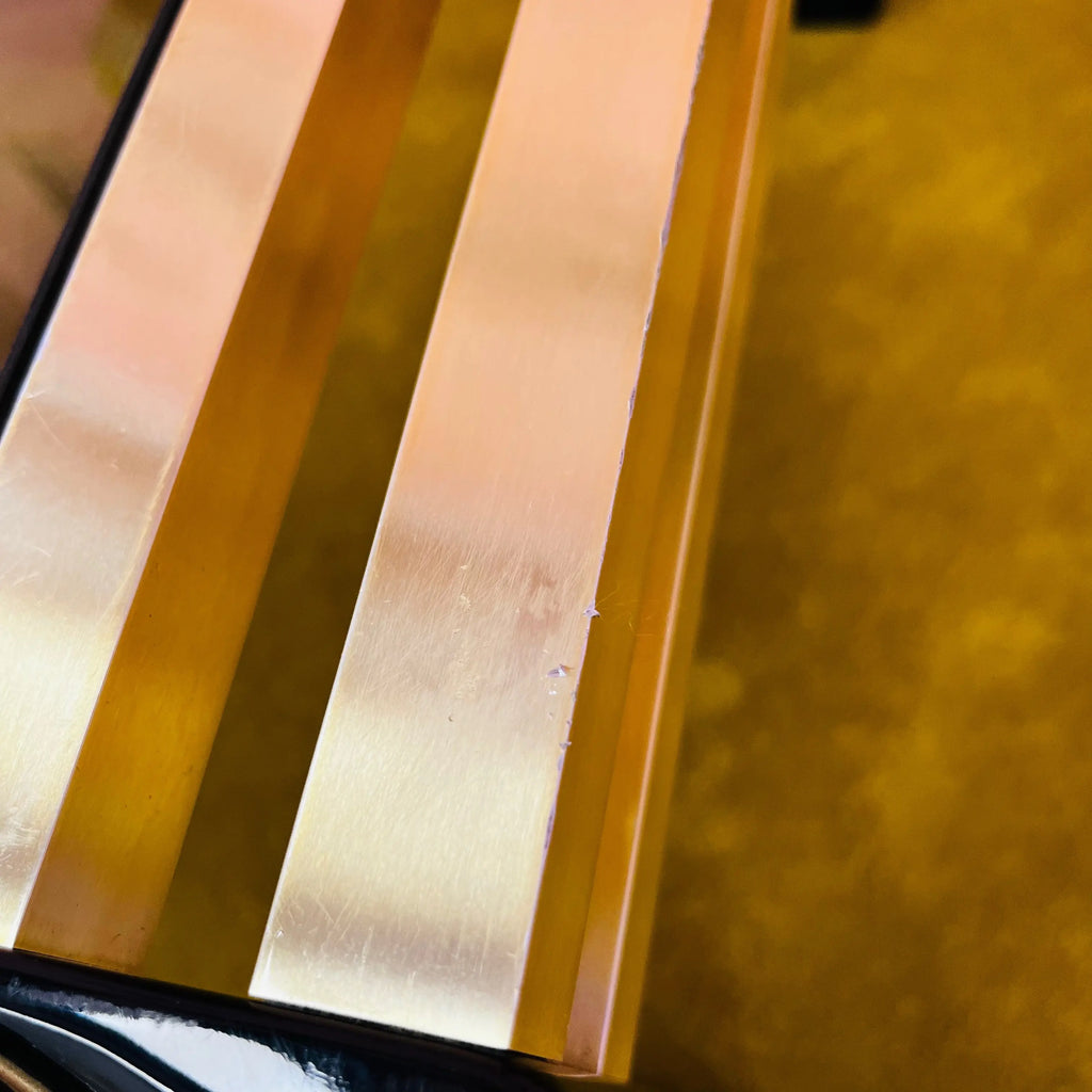 Table basse carrée vintage en laiton doré et verre fumé, dans le goût de Sabot et Maison Jansen, années 80