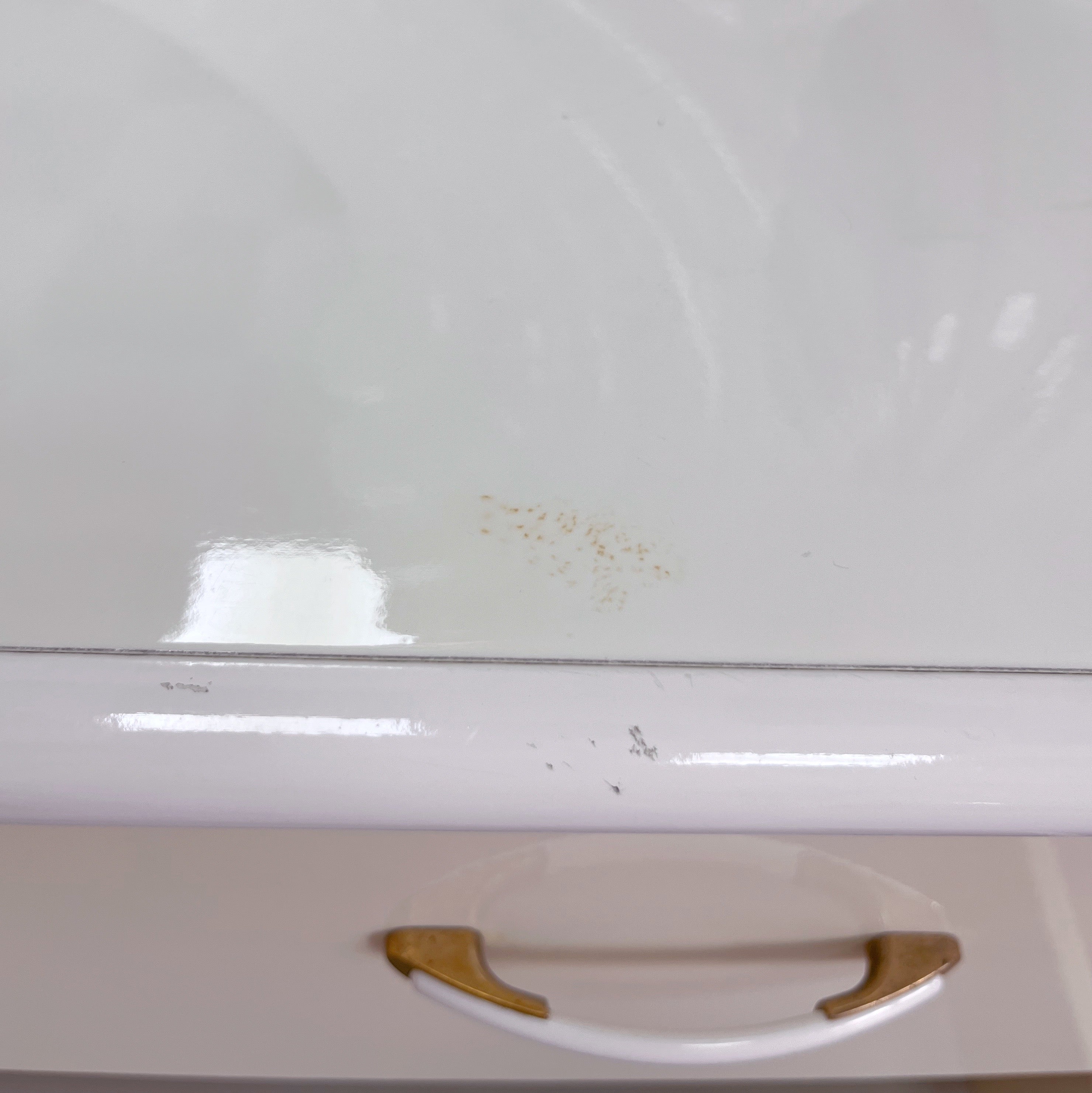 Commode et miroir coquillage laqués ivoire, années 80