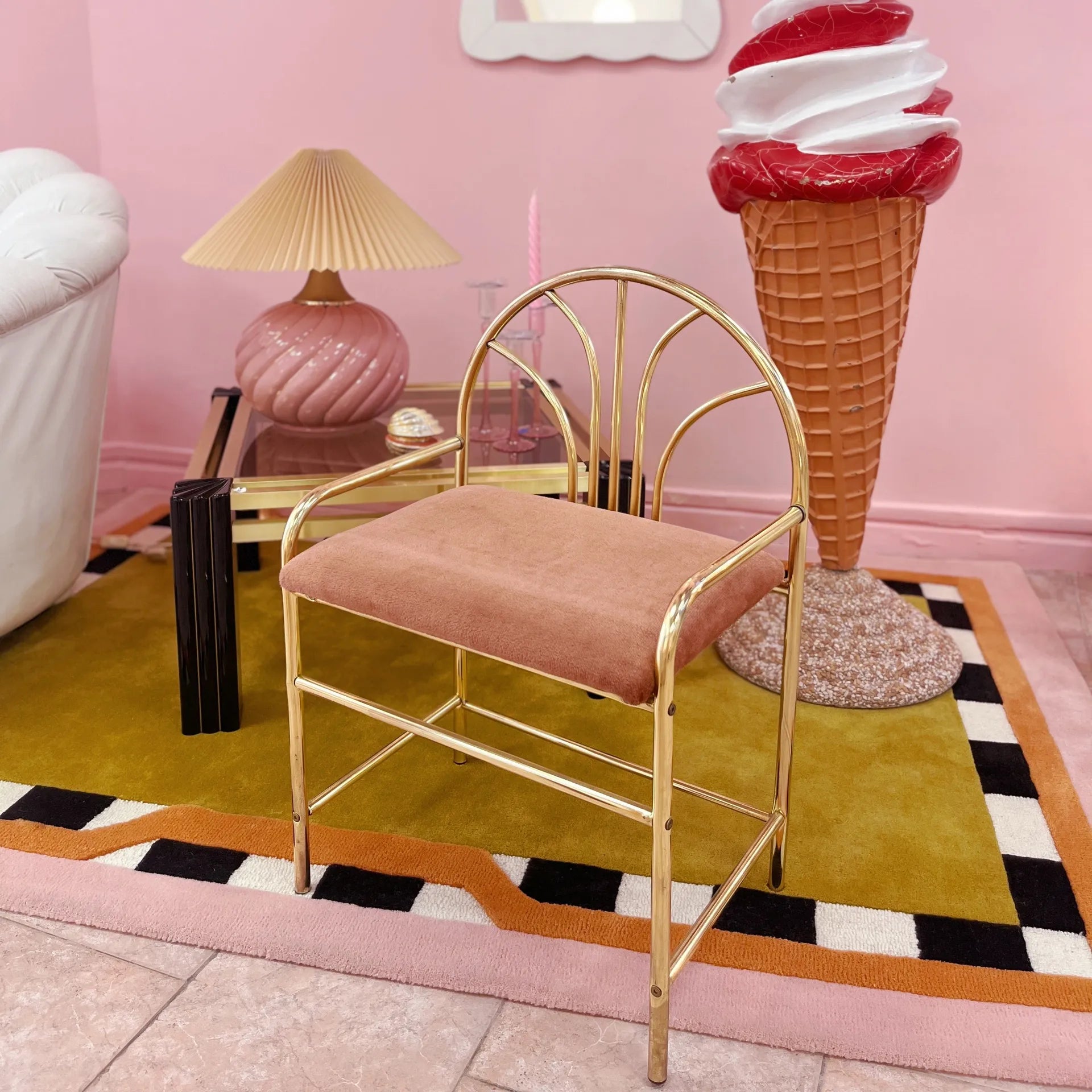 Coiffeuse vintage en laiton et verre, avec fauteuil en velours rose, années 80 - Club Barbara