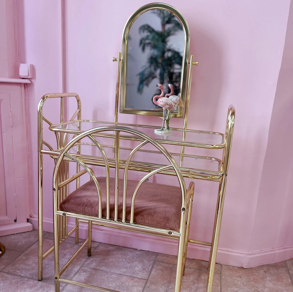 Coiffeuse vintage en laiton et verre, avec fauteuil en velours rose, années 80 - Club Barbara