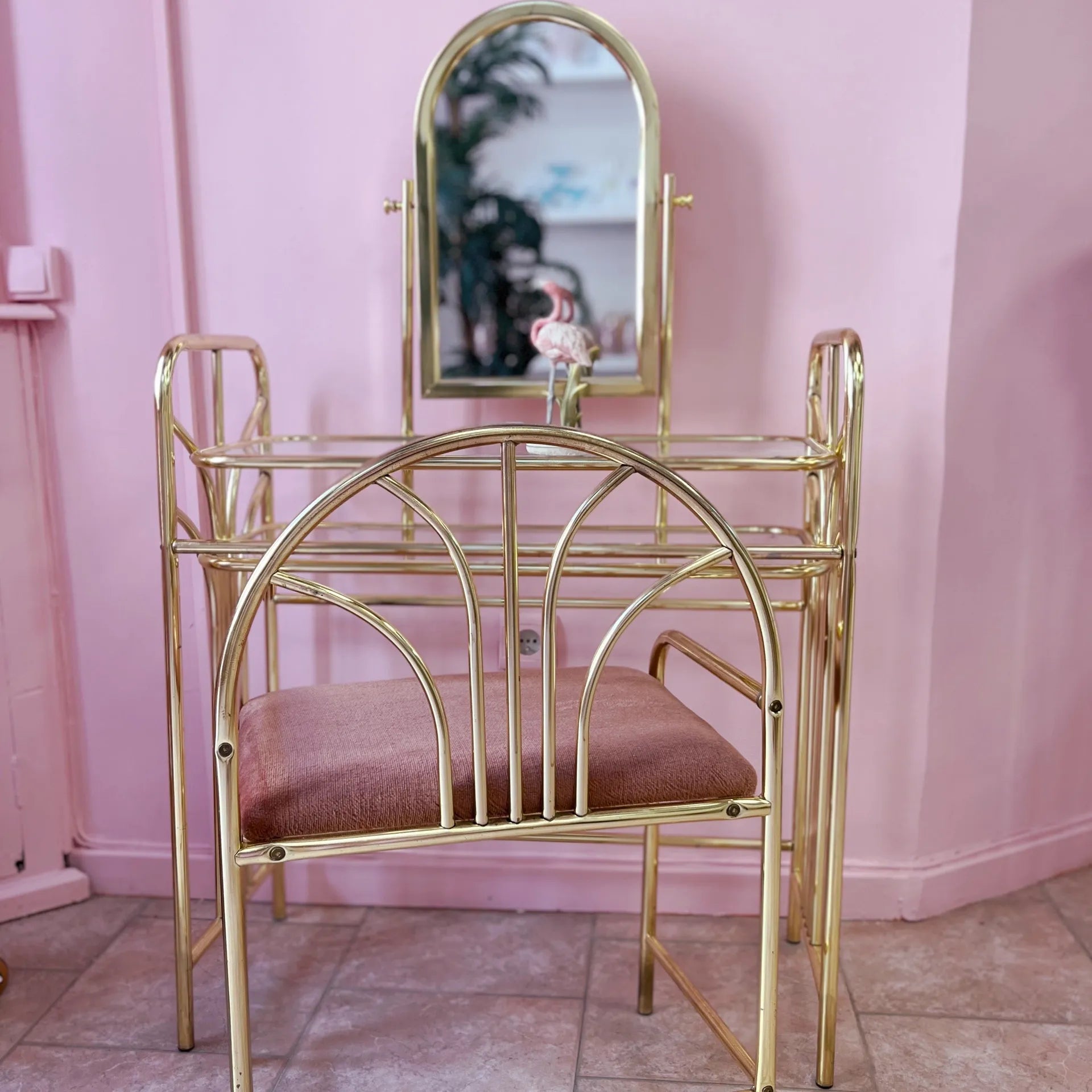 Coiffeuse vintage en laiton et verre, avec fauteuil en velours rose, années 80 - Club Barbara