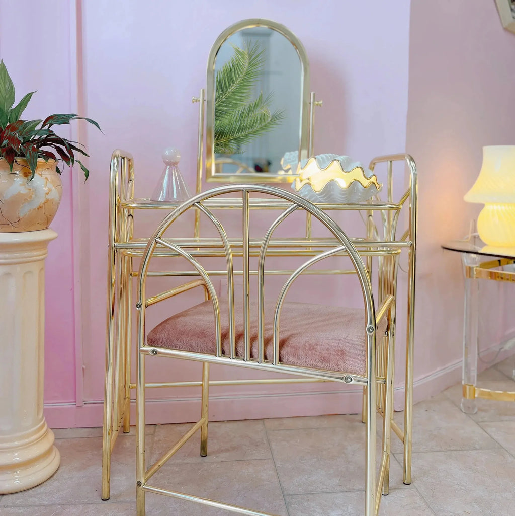 Coiffeuse vintage en laiton et verre, avec fauteuil en velours rose, années 80 - Club Barbara