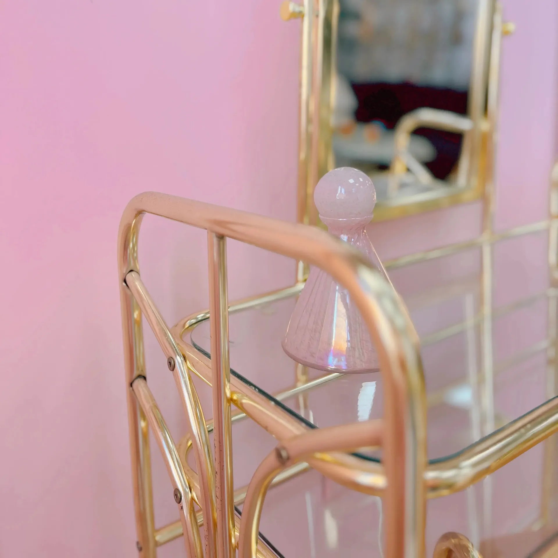Coiffeuse vintage en laiton et verre, avec fauteuil en velours rose, années 80 - Club Barbara