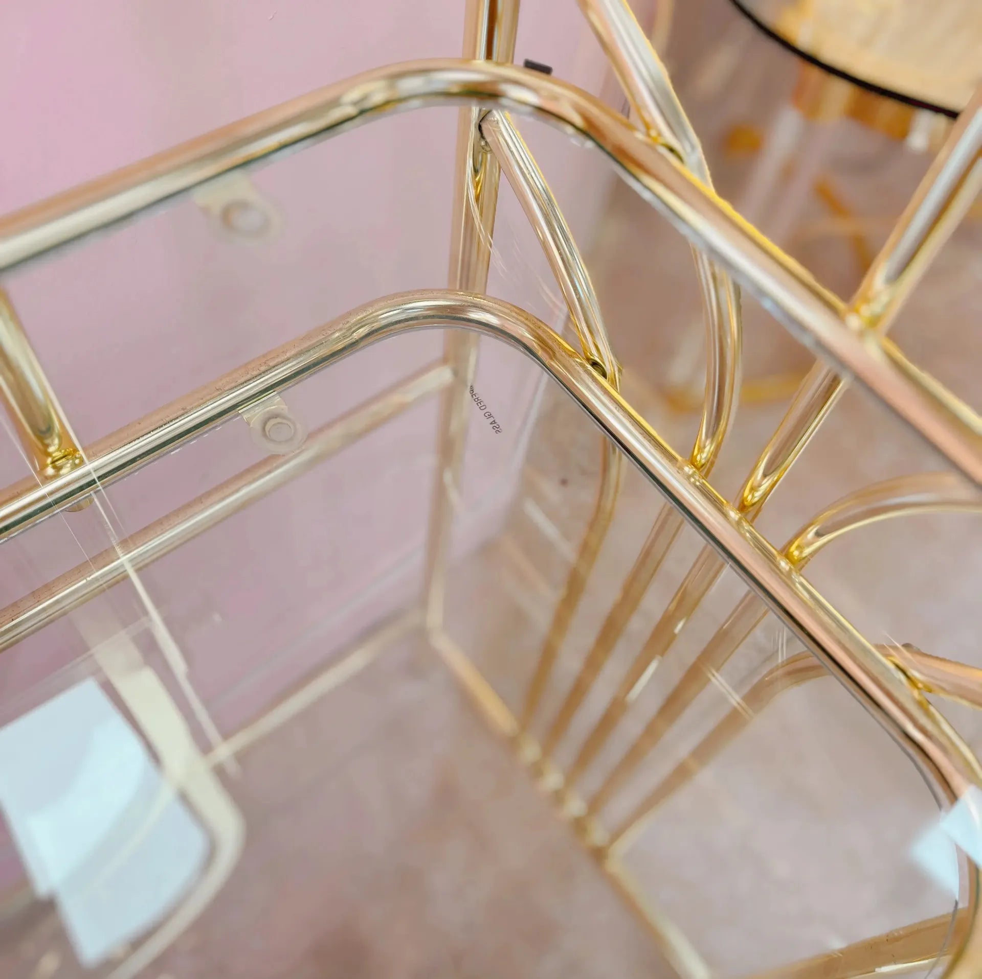 Coiffeuse vintage en laiton et verre, avec fauteuil en velours rose, années 80 - Club Barbara