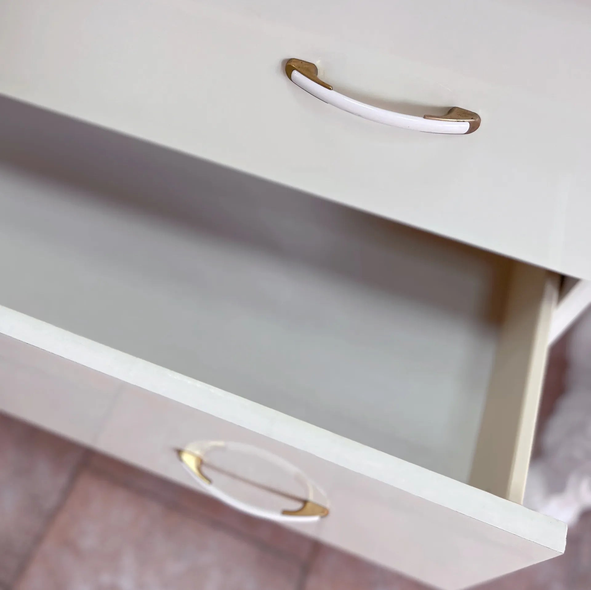 Commode et miroir coquillage laqués ivoire, années 80 - Club Barbara