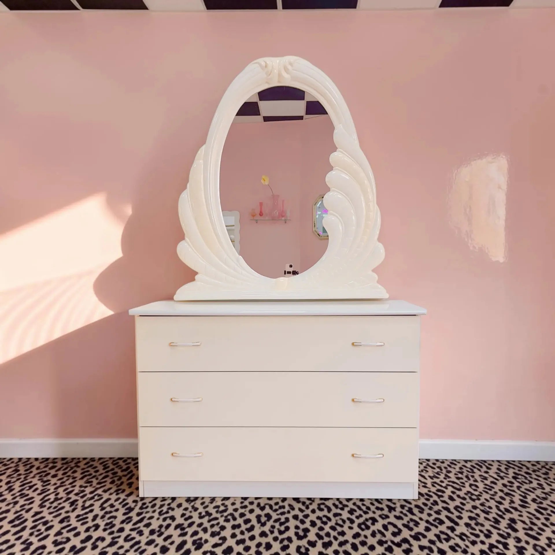 Commode et miroir coquillage laqués ivoire, années 80 - Club Barbara