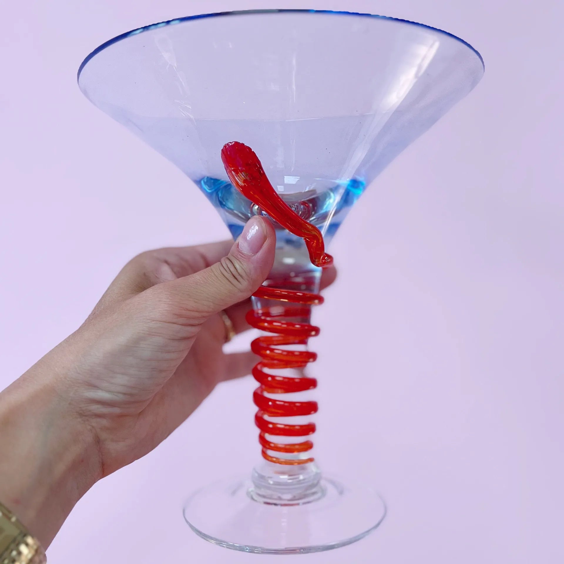 Coupe à cocktail en verre soufflé bleu et spirale rouge, style Murano, années 80 - Club Barbara