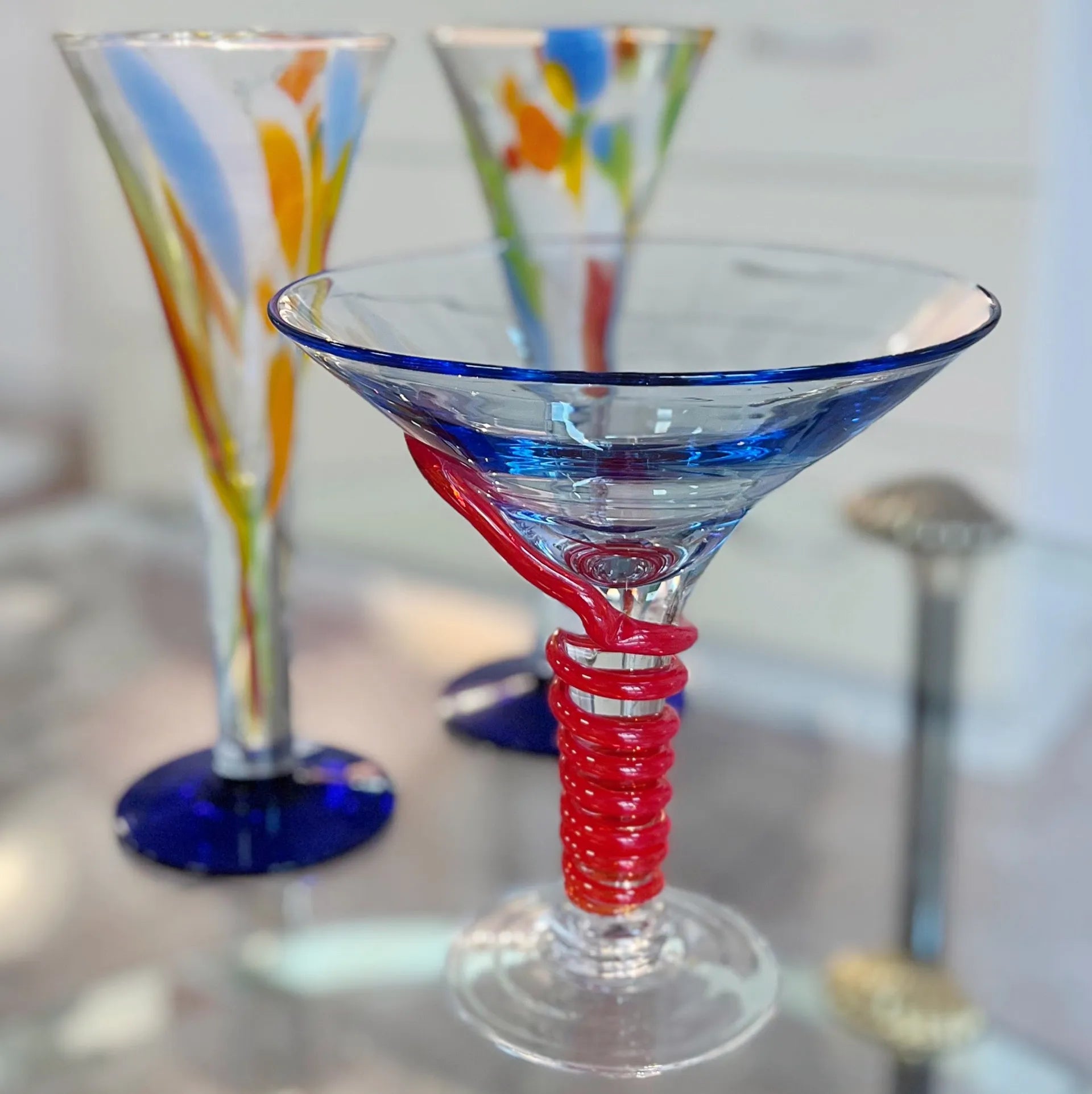 Coupe à cocktail en verre soufflé bleu et spirale rouge, style Murano, années 80 - Club Barbara