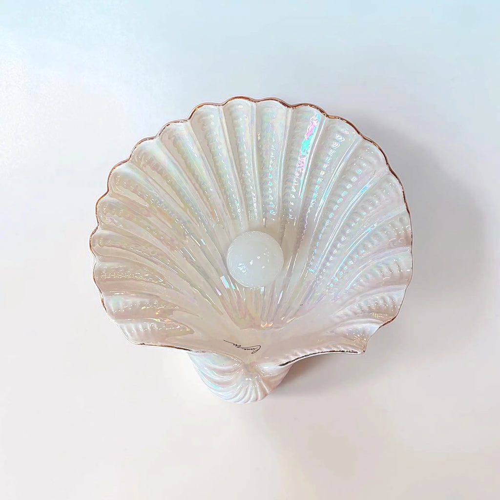 Iridescent shell cut and 70s gilding