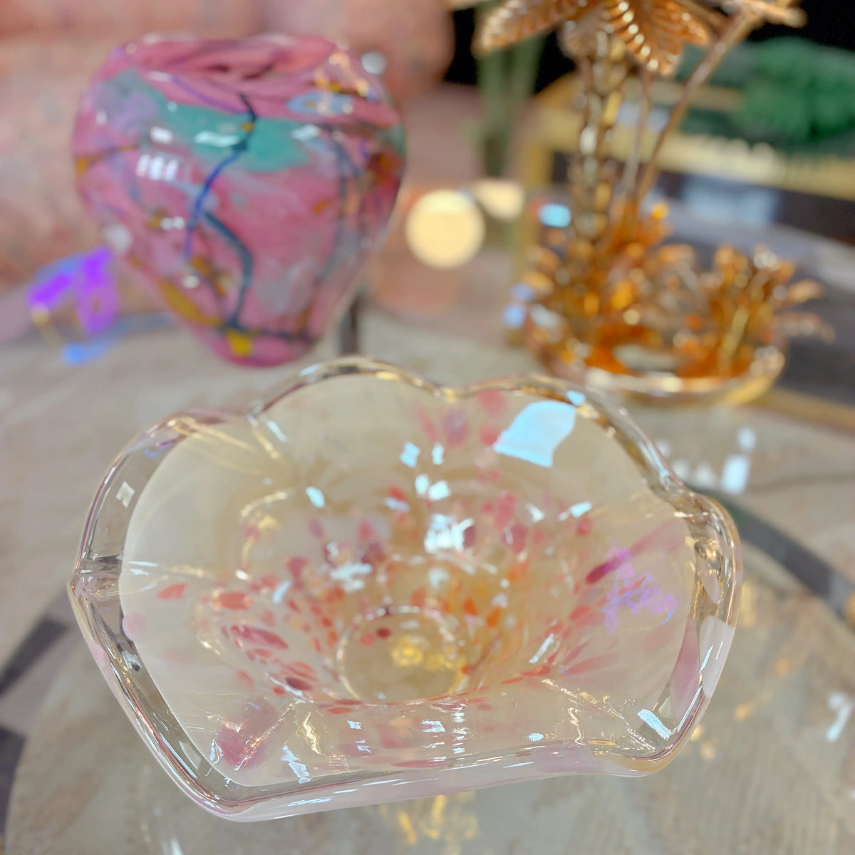 Coupe vintage style Murano en verre irisé, rose et pastel, bord ondulé, années 80