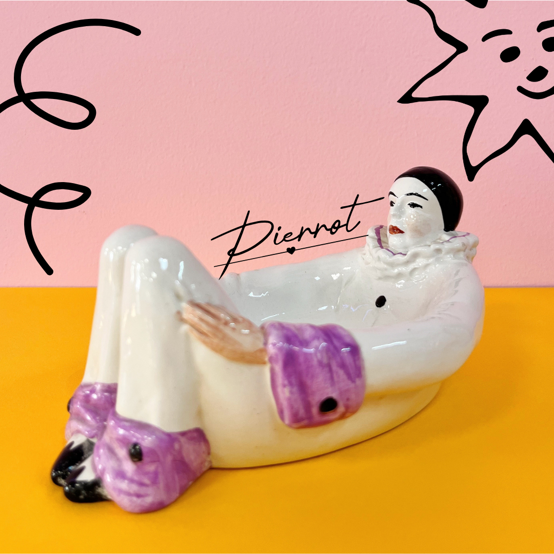 Coquetier Pierrot en céramique vintage, objet décoratif original pour table ou collection rétro.