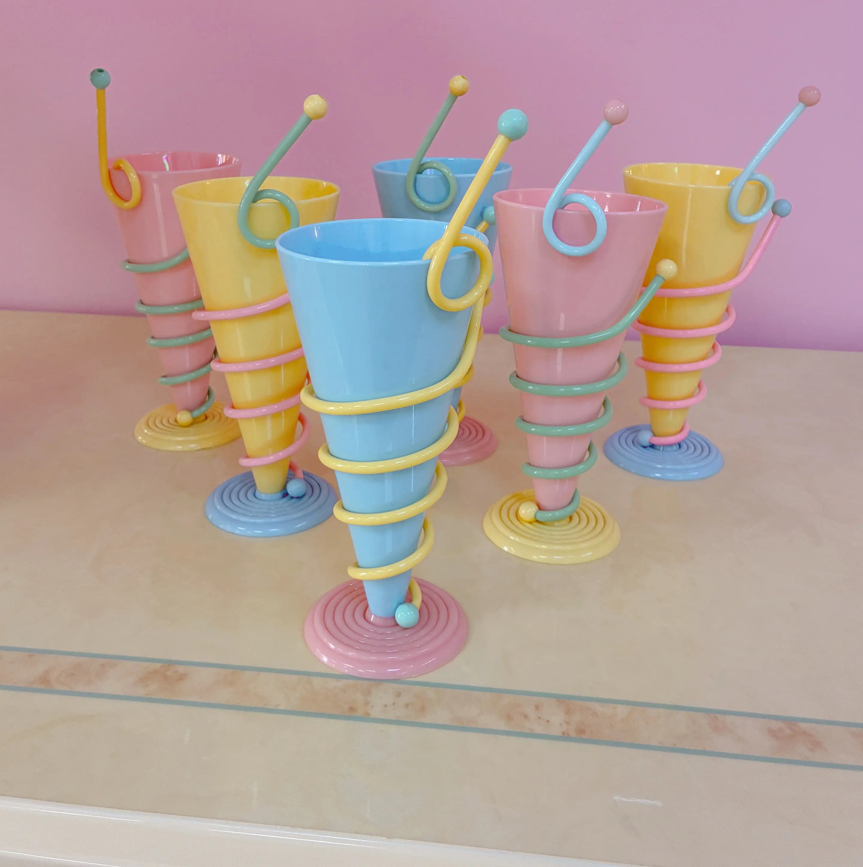 Coupes à glace en plastique pastel avec spirale décorative et mélangeur à bille, production postmoderne années 80