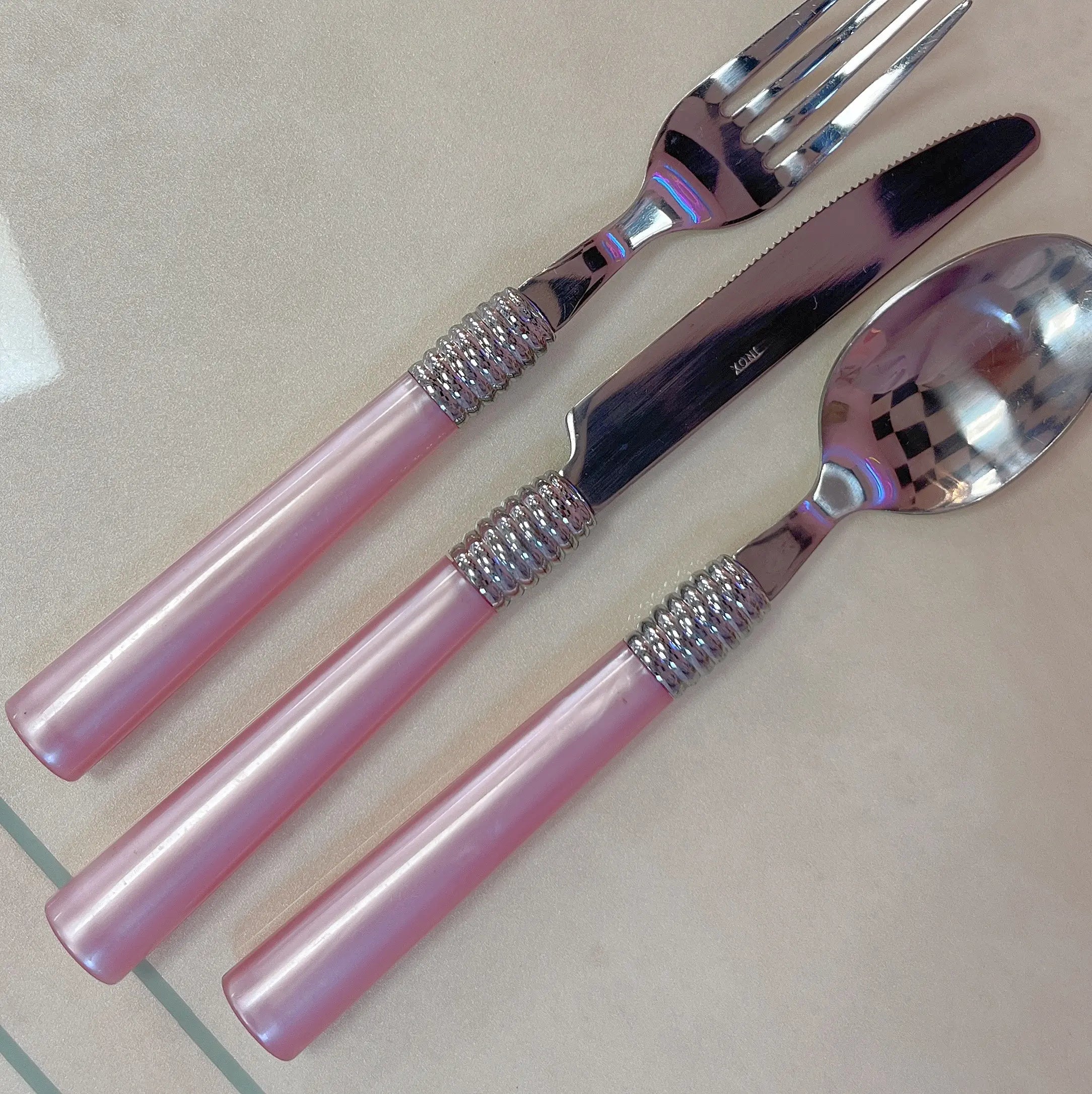 Détail manche nacré rose et bague striée, couverts vintage, Club Barbara
