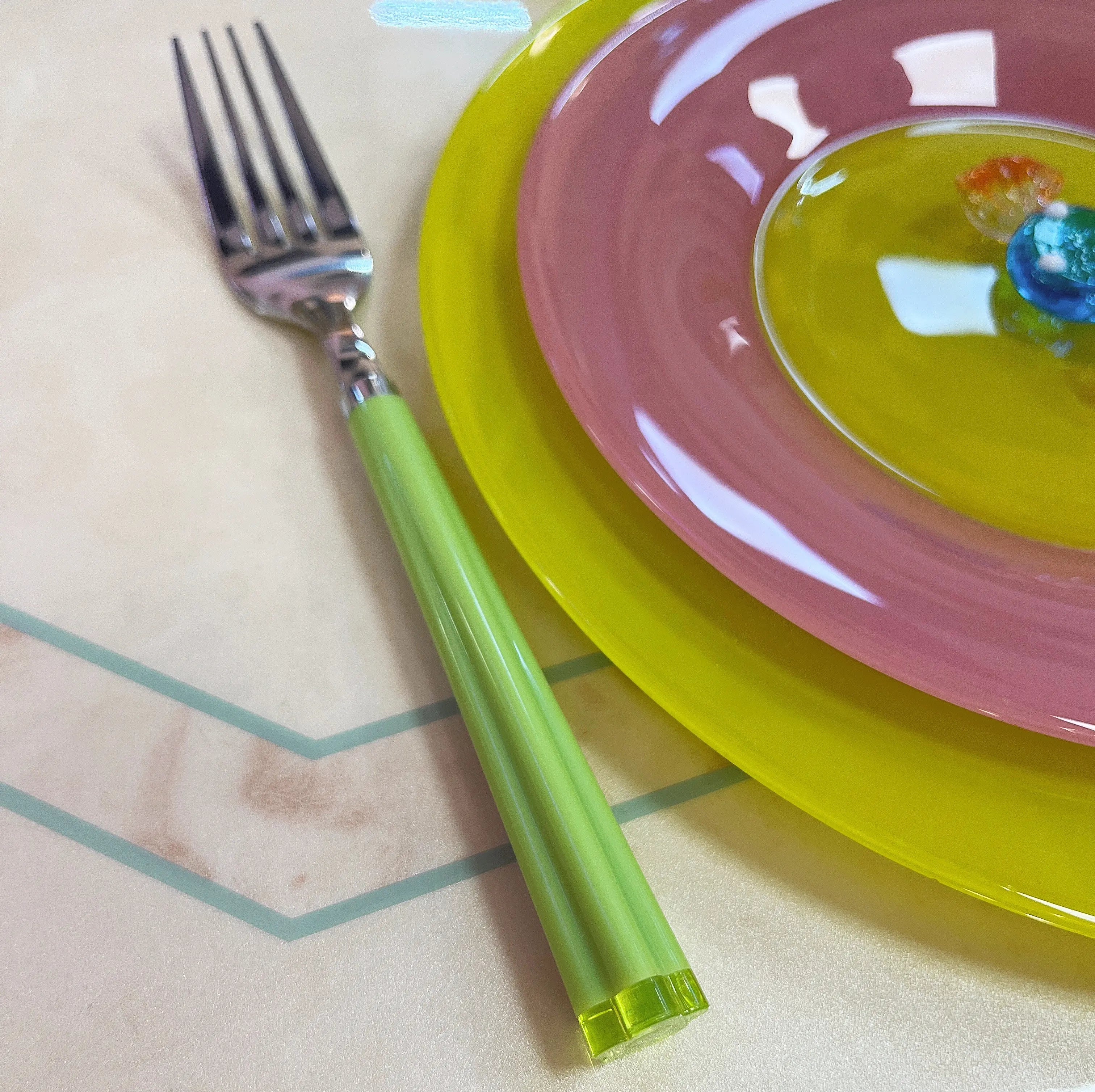 Fourchette Luminarc stainless steel, manches plexiglas vert amande, Club Barbara
