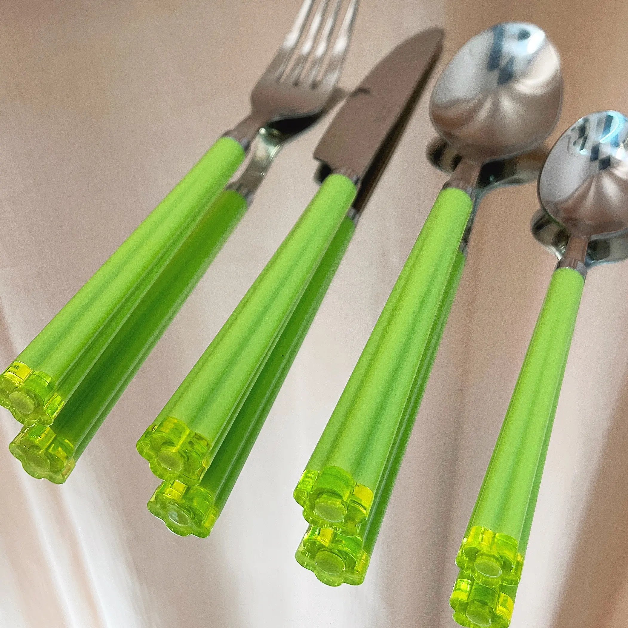 Couverts vintage vert pastel pour table eighties, Club Barbara
