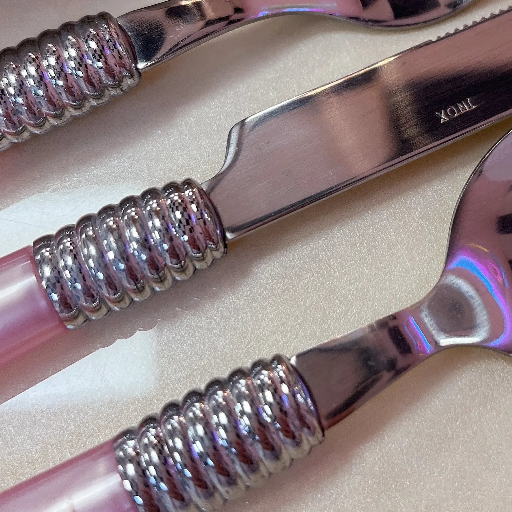 Couteau inox vintage manche rose nacré, Club Barbara
