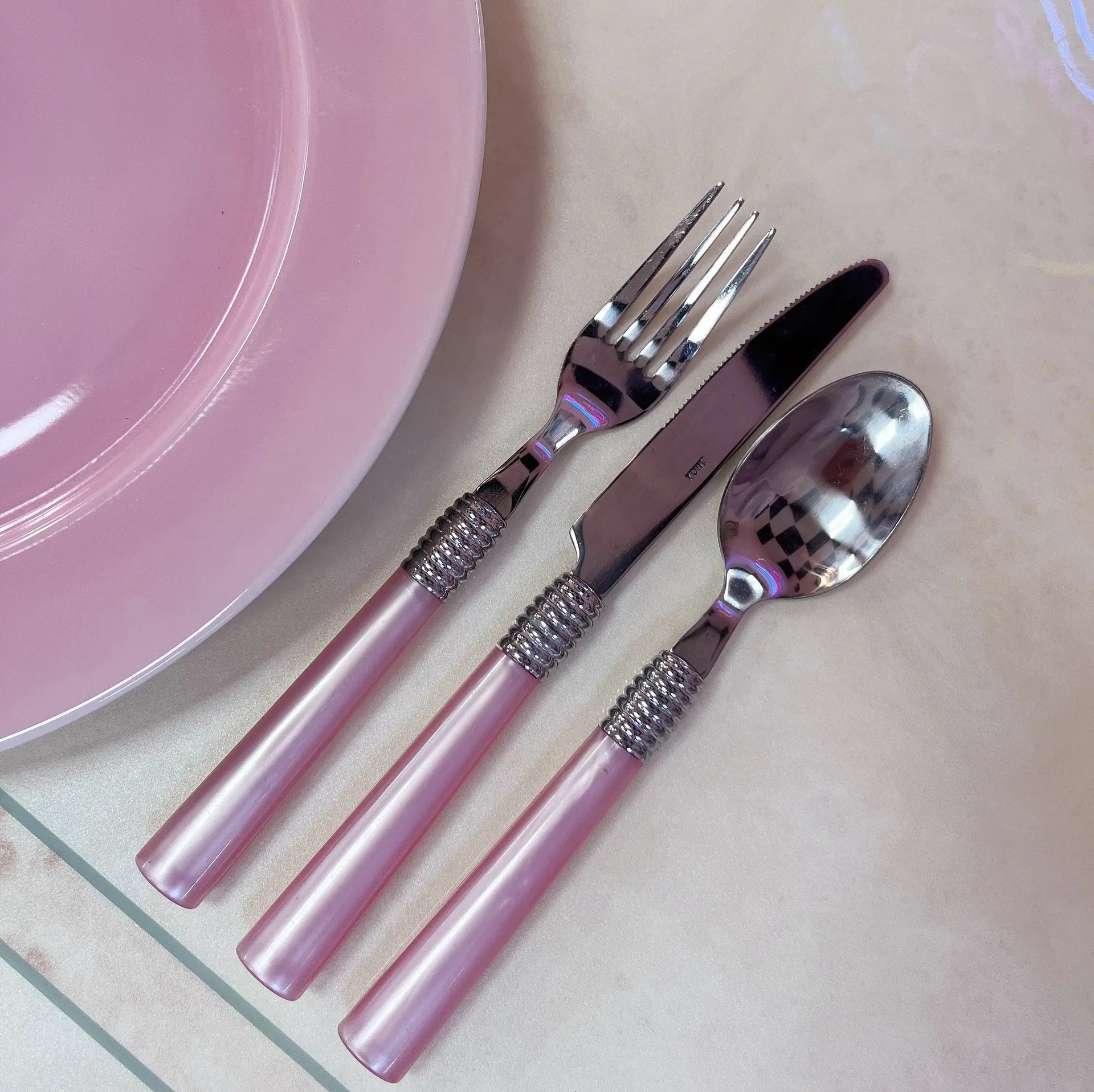 Couverts vintage manches rose nacré et inox, 21 pièces, années 70 - Club Barbara