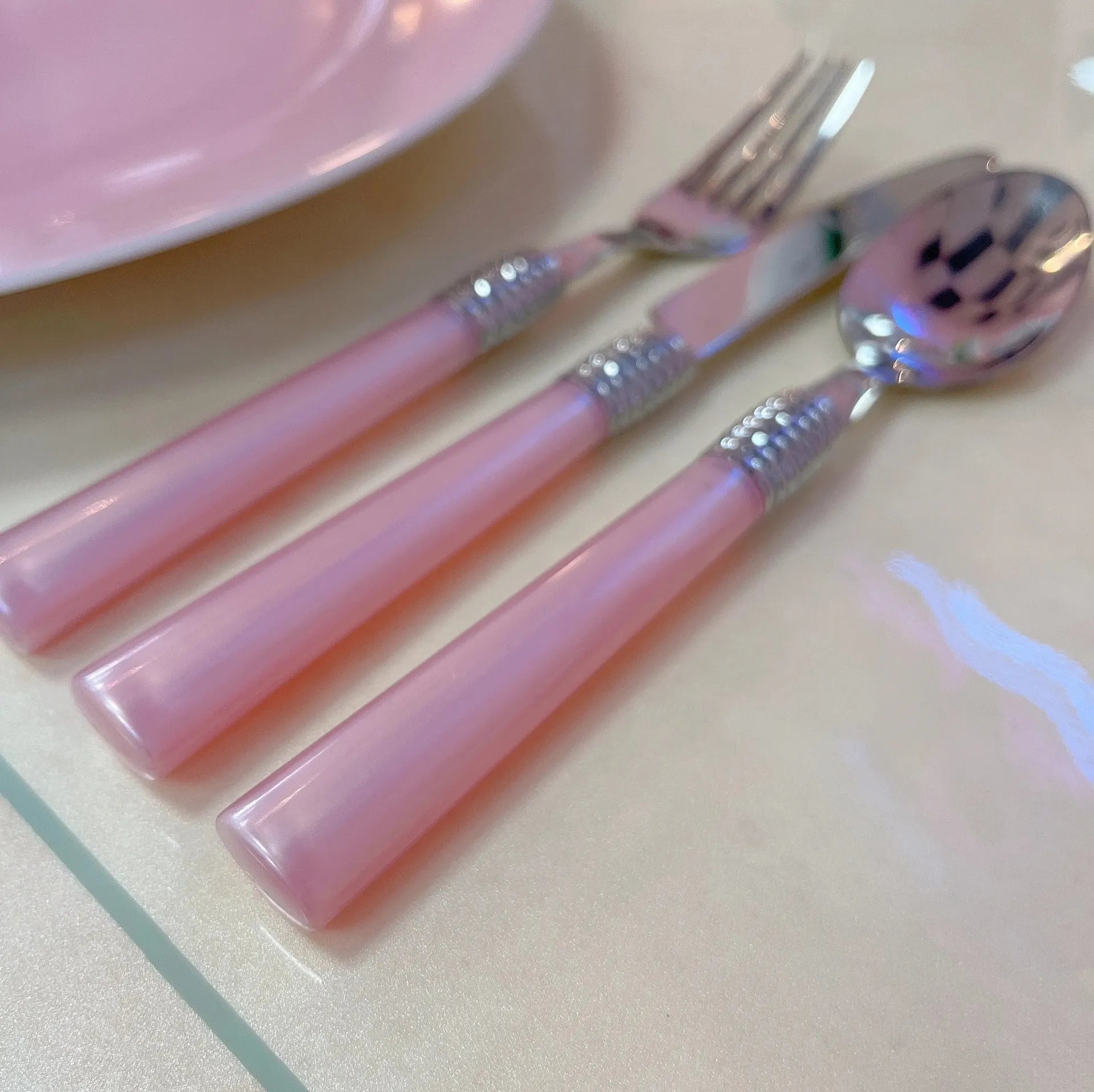 Couverts vintage manches rose nacré et inox, 21 pièces, années 70 - Club Barbara