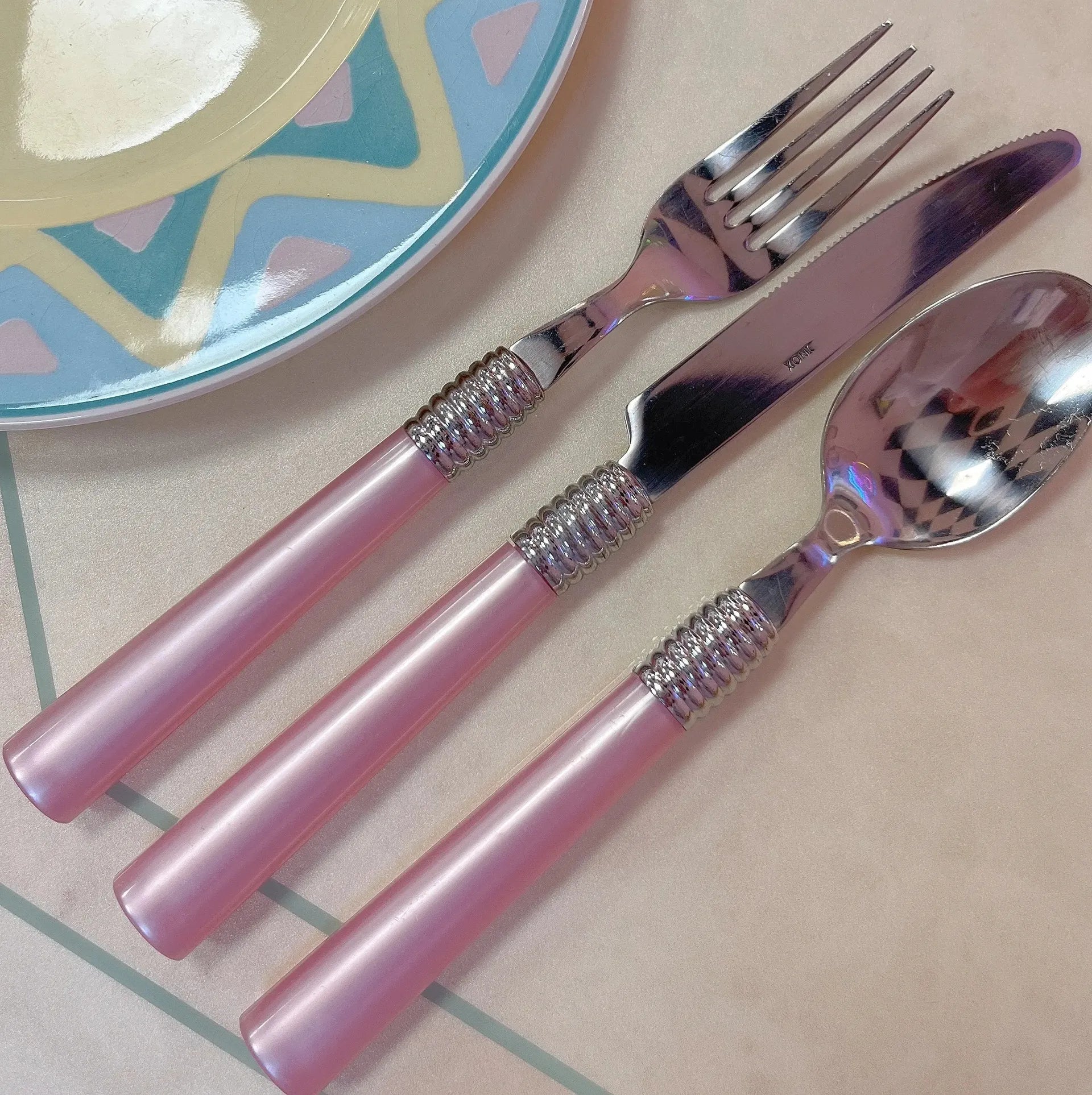 Couverts vintage manches rose nacré et inox, 21 pièces, années 70 - Club Barbara