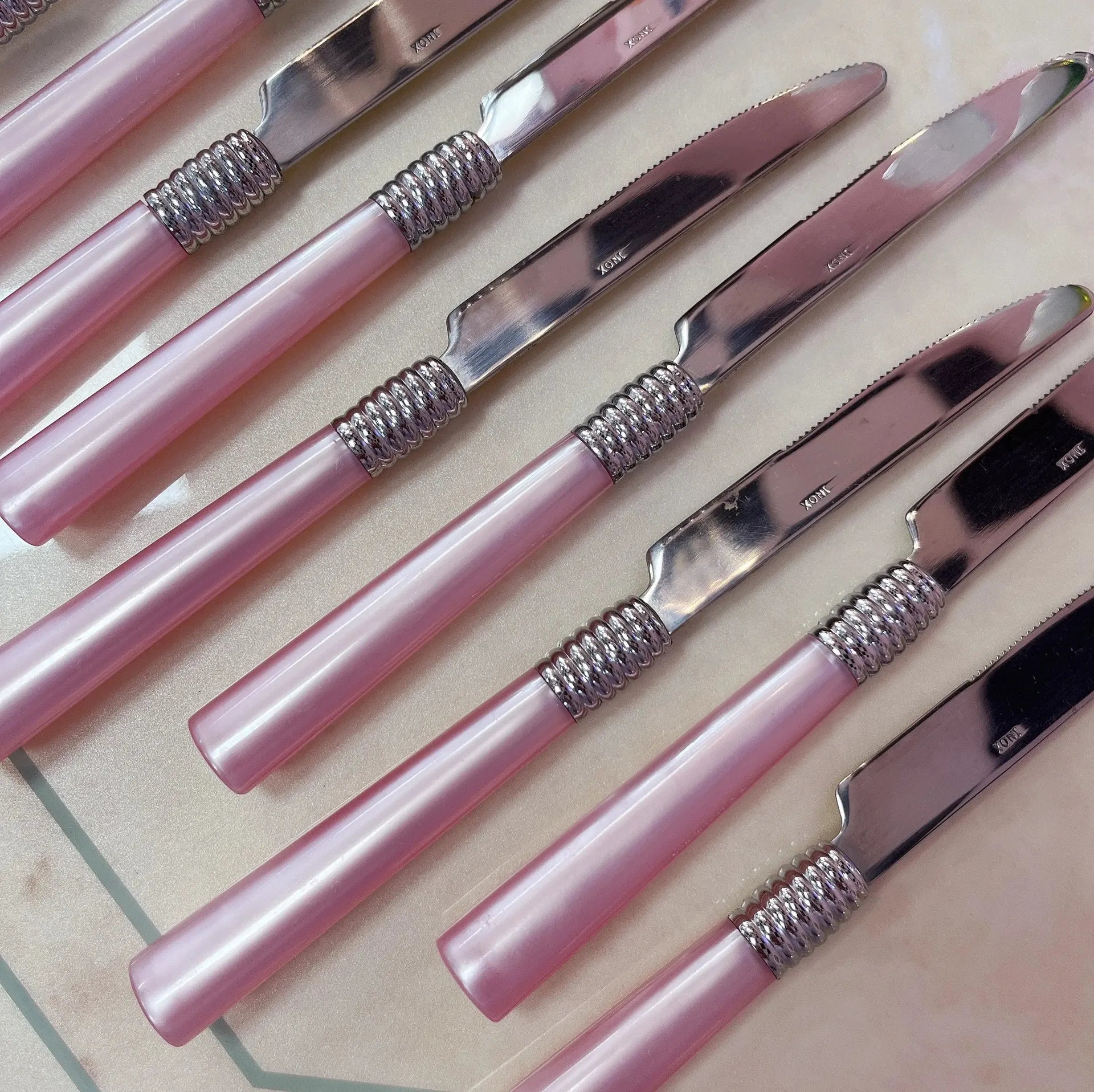 Couverts vintage manches rose nacré et inox, 21 pièces, années 70 - Club Barbara