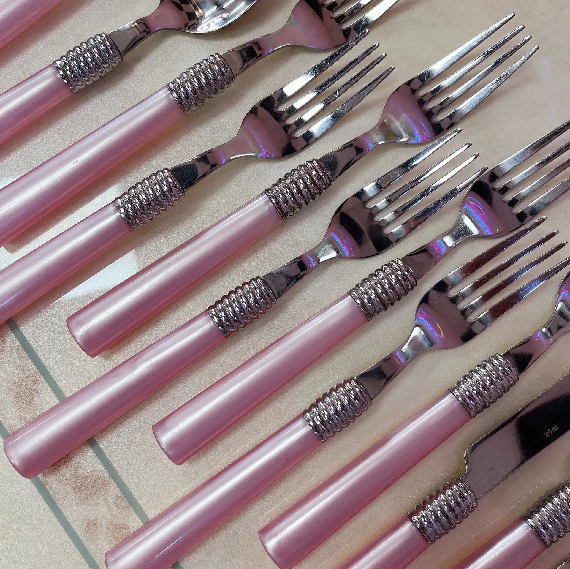 Couverts vintage manches rose nacré et inox, 21 pièces, années 70 - Club Barbara