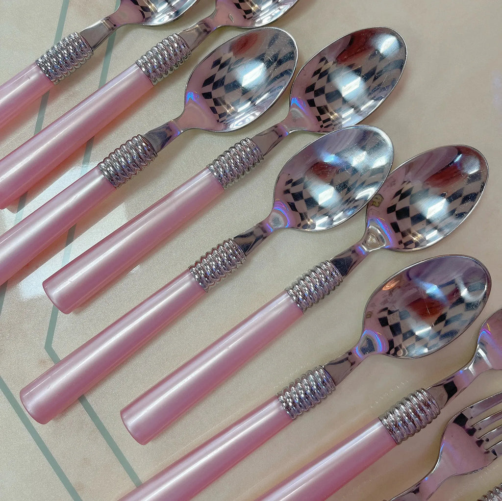 Couverts vintage manches rose nacré et inox, 21 pièces, années 70 - Club Barbara