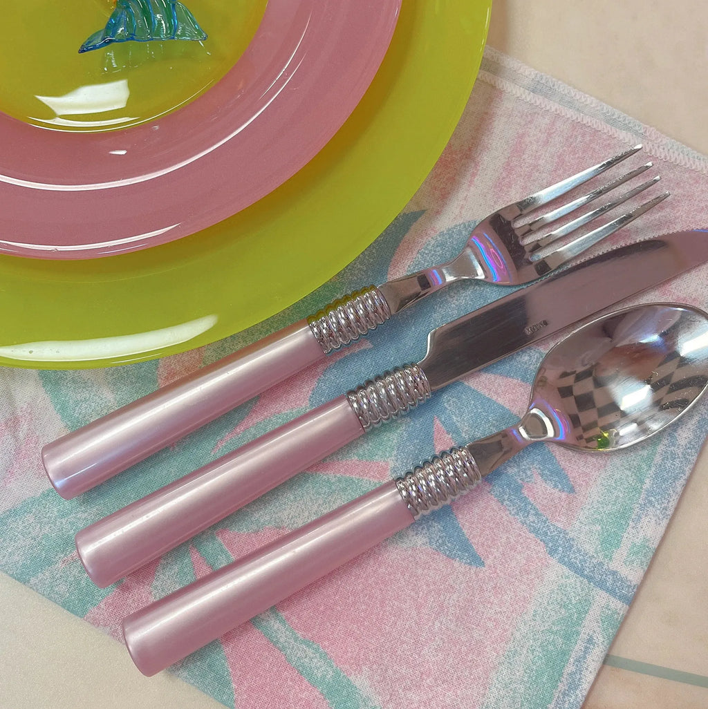 Couverts vintage manches rose nacré et inox, 21 pièces, années 70 - Club Barbara