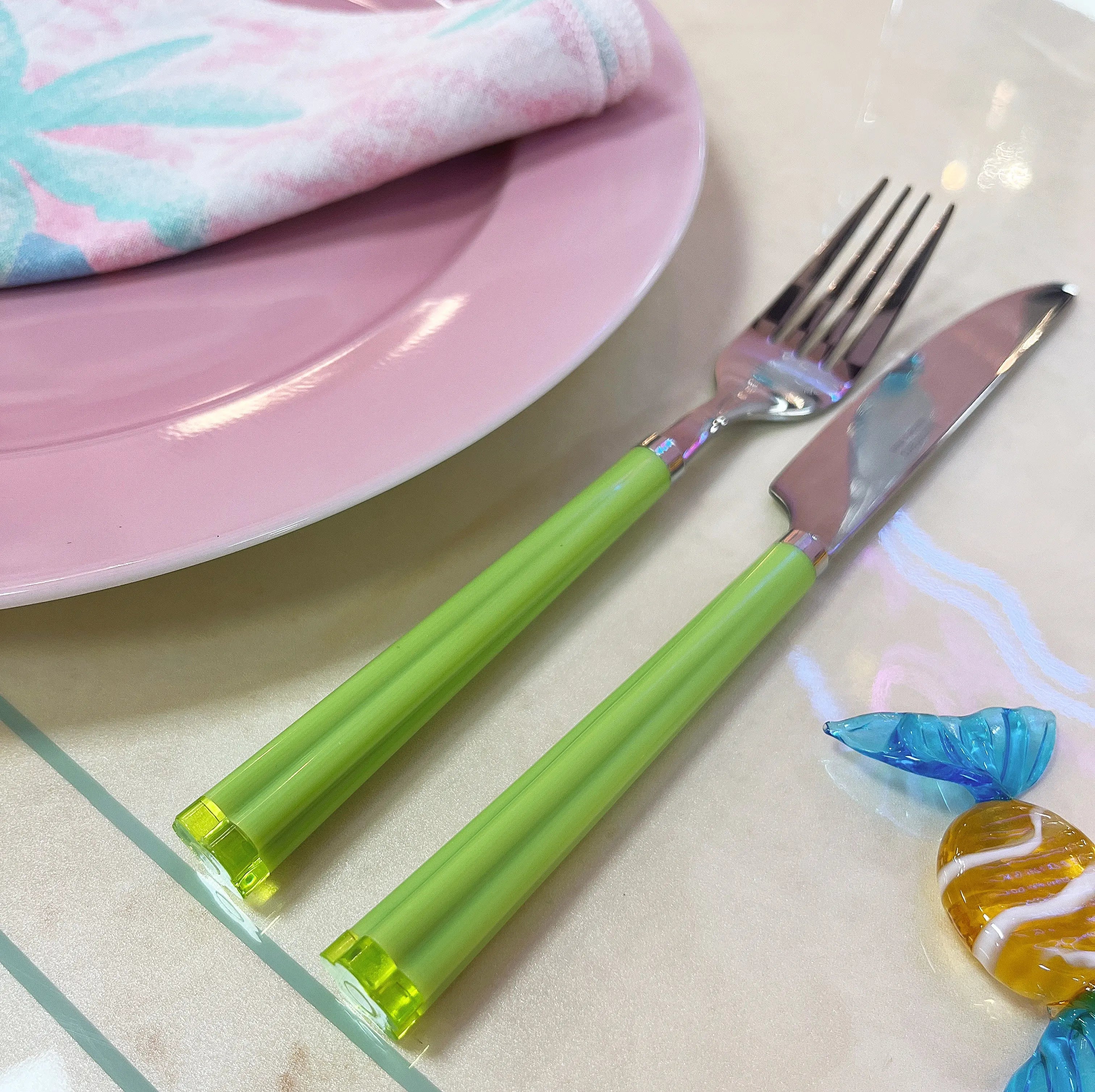 Détail embout fleur sur manche plexiglas vert amande, Club Barbara
