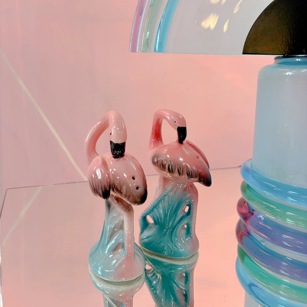 Salière et poivrière vintage flamants roses en céramique, Sarsaparilla Deco Designs, 1986