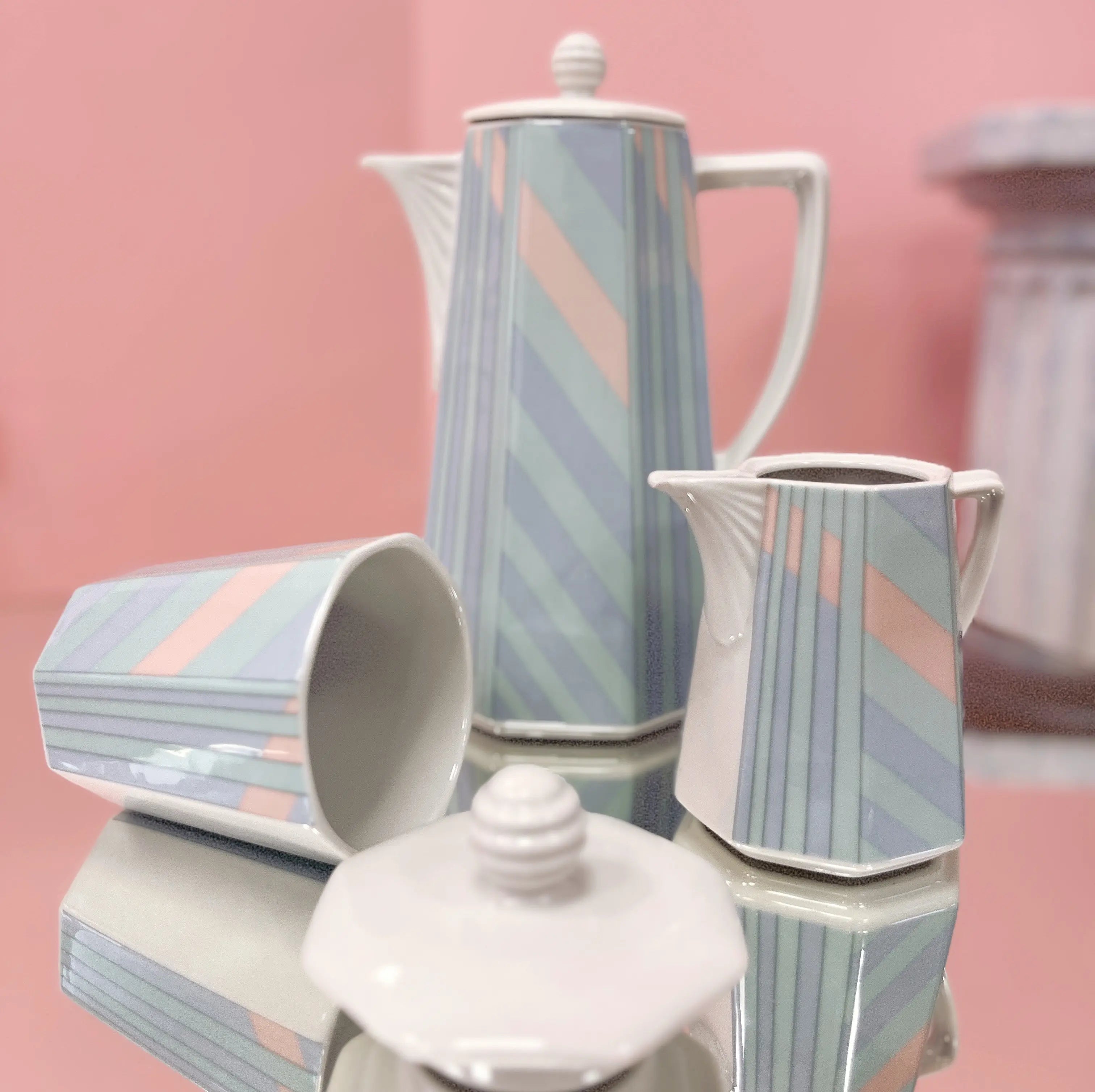 Décor géométrique pastel style Memphis sur porcelaine, Club Barbara