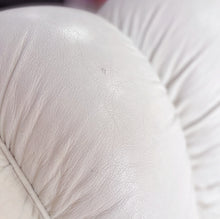 Load image into Gallery viewer, Ensemble canapé et fauteuil coquillage vintage en cuir blanc, années 70
