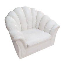 Load image into Gallery viewer, Ensemble canapé et fauteuil coquillage vintage en cuir blanc, années 70
