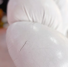 Load image into Gallery viewer, Ensemble canapé et fauteuil coquillage vintage en cuir blanc, années 70
