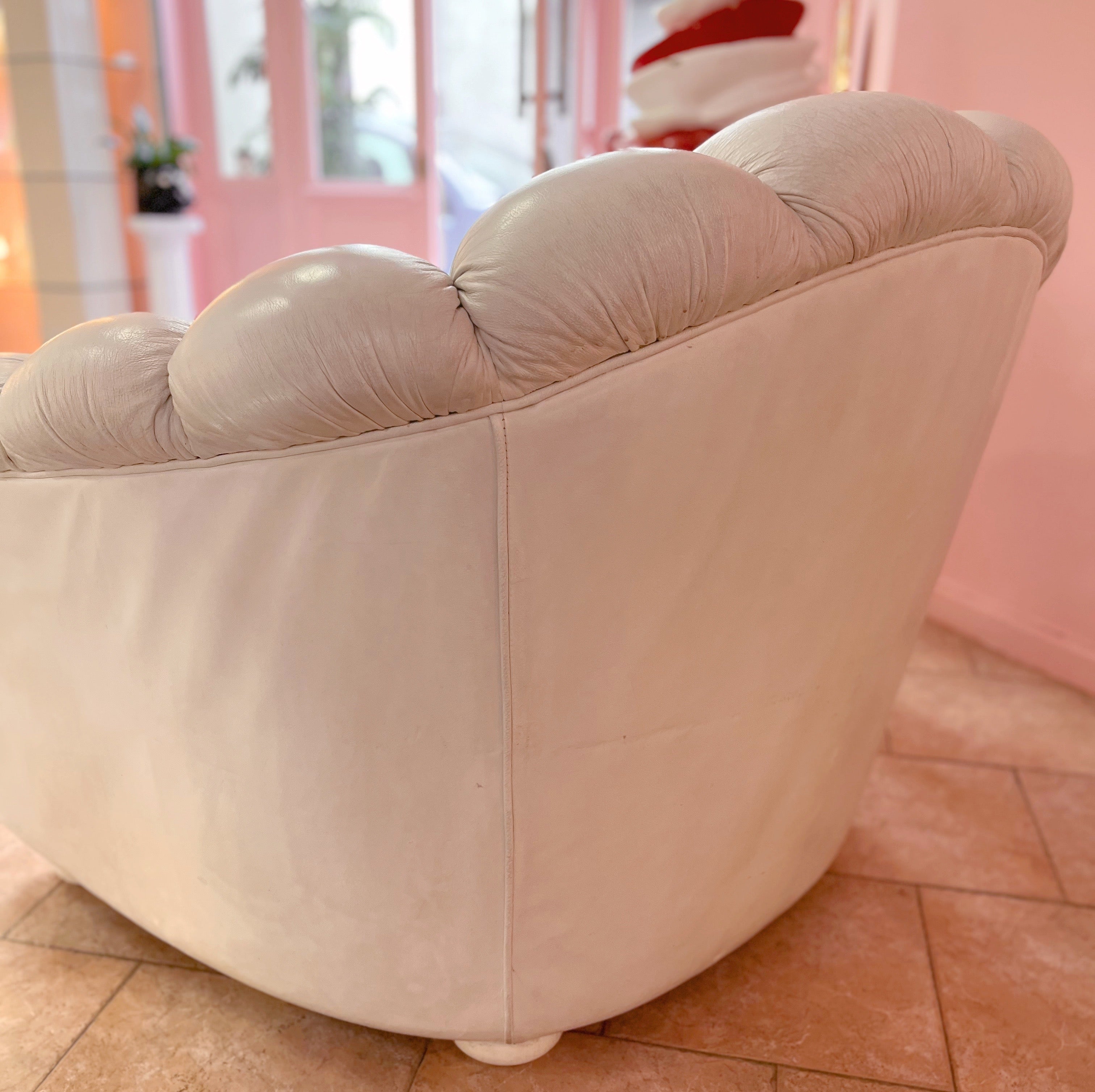 Ensemble canapé et fauteuil coquillage vintage en cuir blanc, années 70