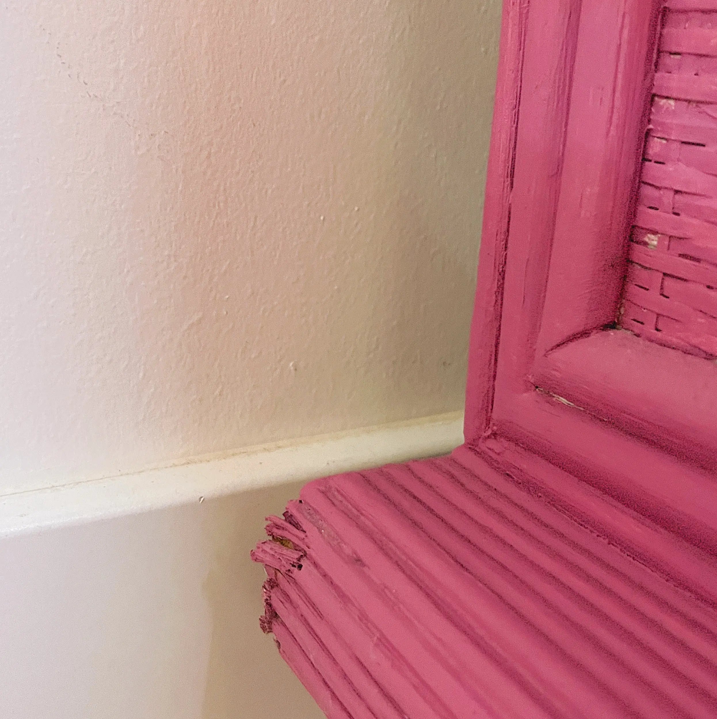 Détails enfilade vintage en bambou et rotin peinte en rose fuchsia, Club Barbara
