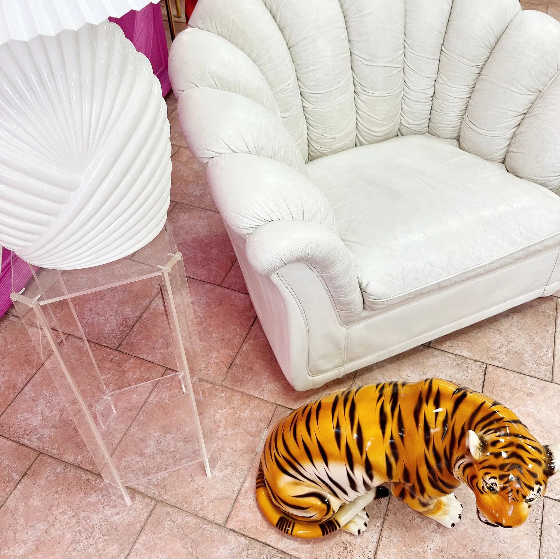 Ensemble canapé et fauteuil coquillage vintage en cuir blanc, années 70 - Club Barbara