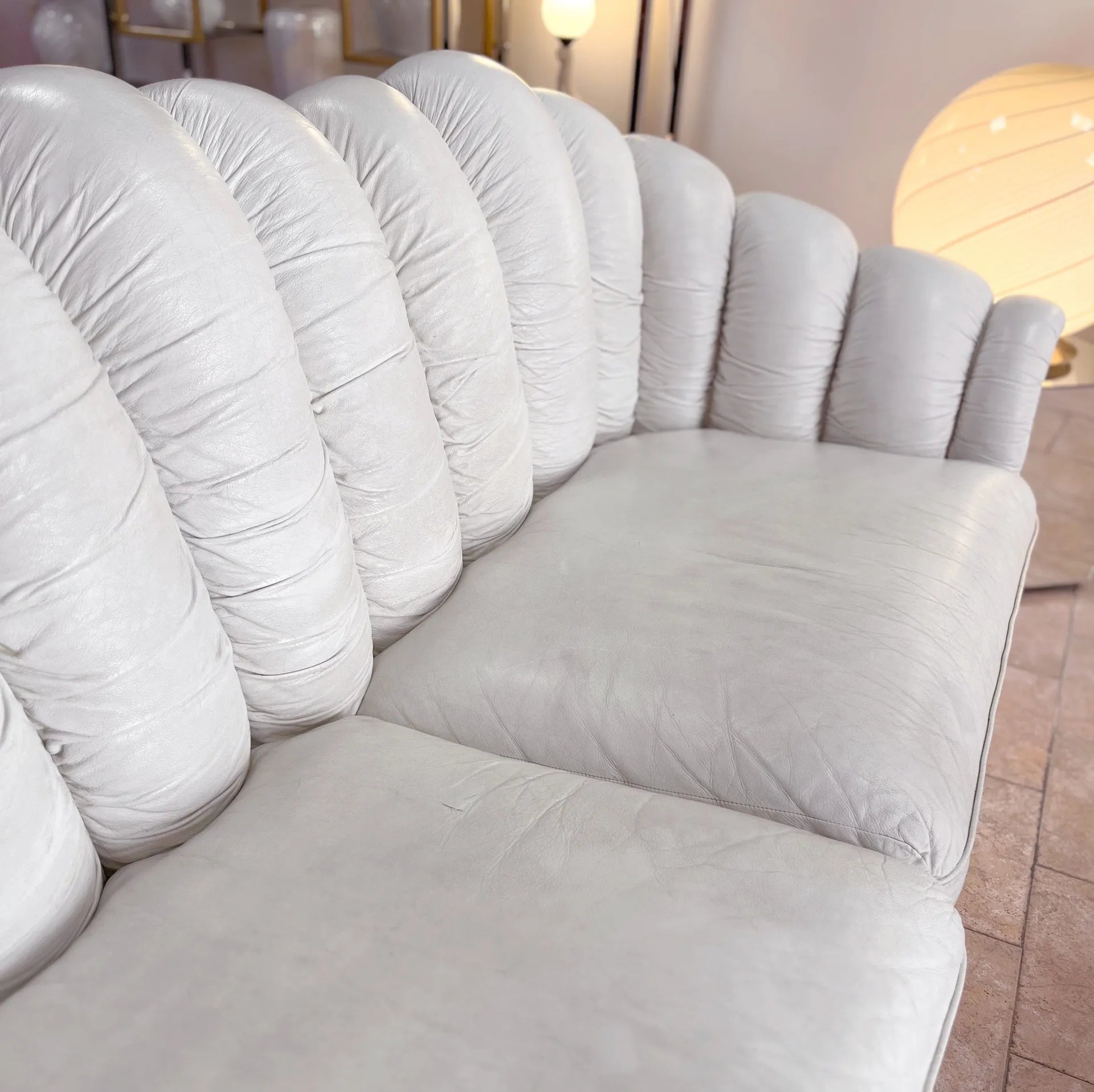 Ensemble canapé et fauteuil coquillage vintage en cuir blanc, années 70 - Club Barbara