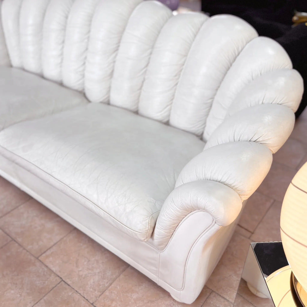 Ensemble canapé et fauteuil coquillage vintage en cuir blanc, années 70 - Club Barbara