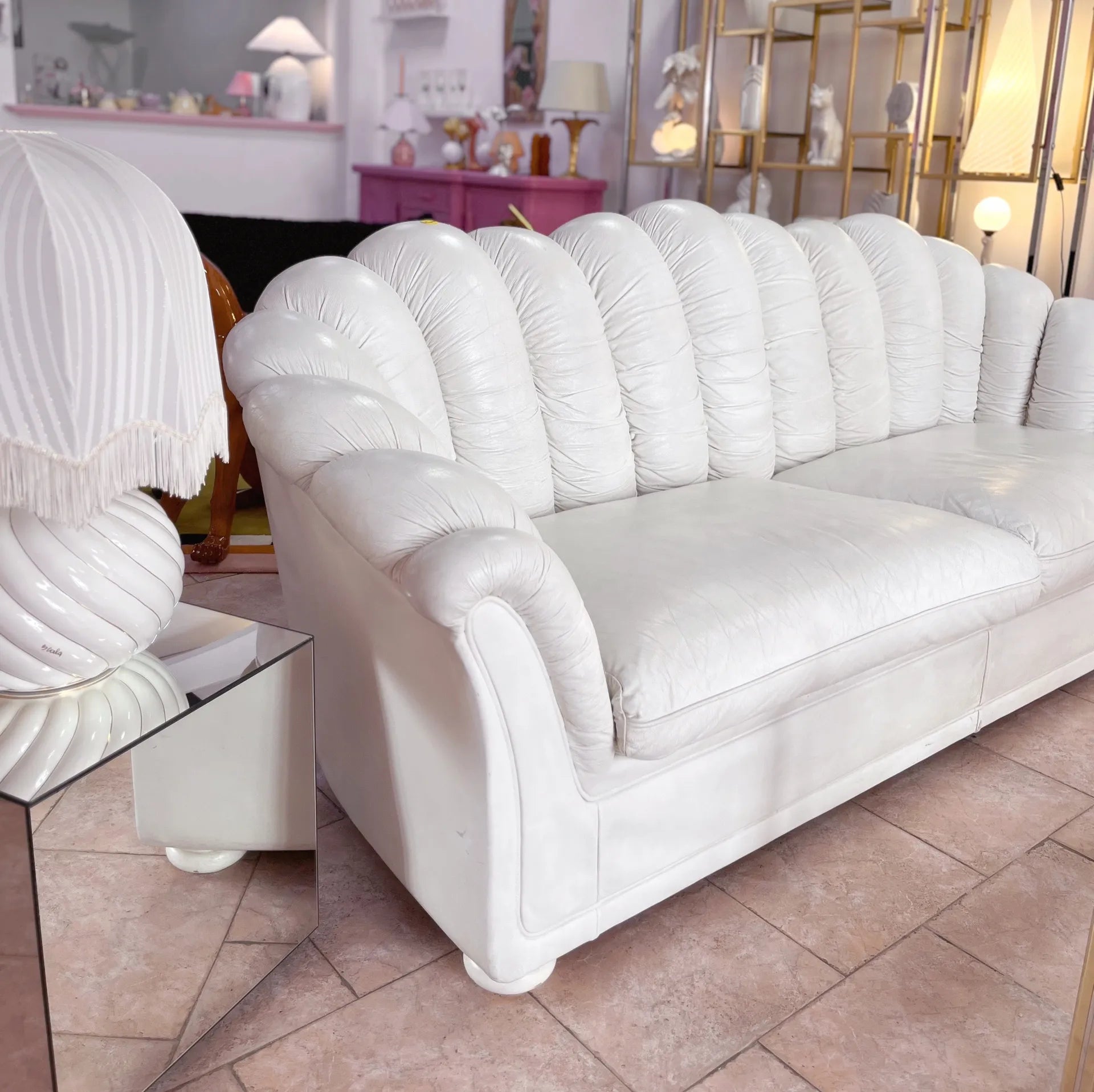 Ensemble canapé et fauteuil coquillage vintage en cuir blanc, années 70 - Club Barbara