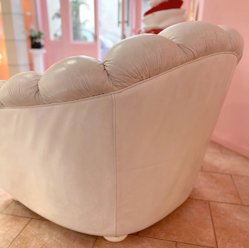 Ensemble canapé et fauteuil coquillage vintage en cuir blanc, années 70 - Club Barbara