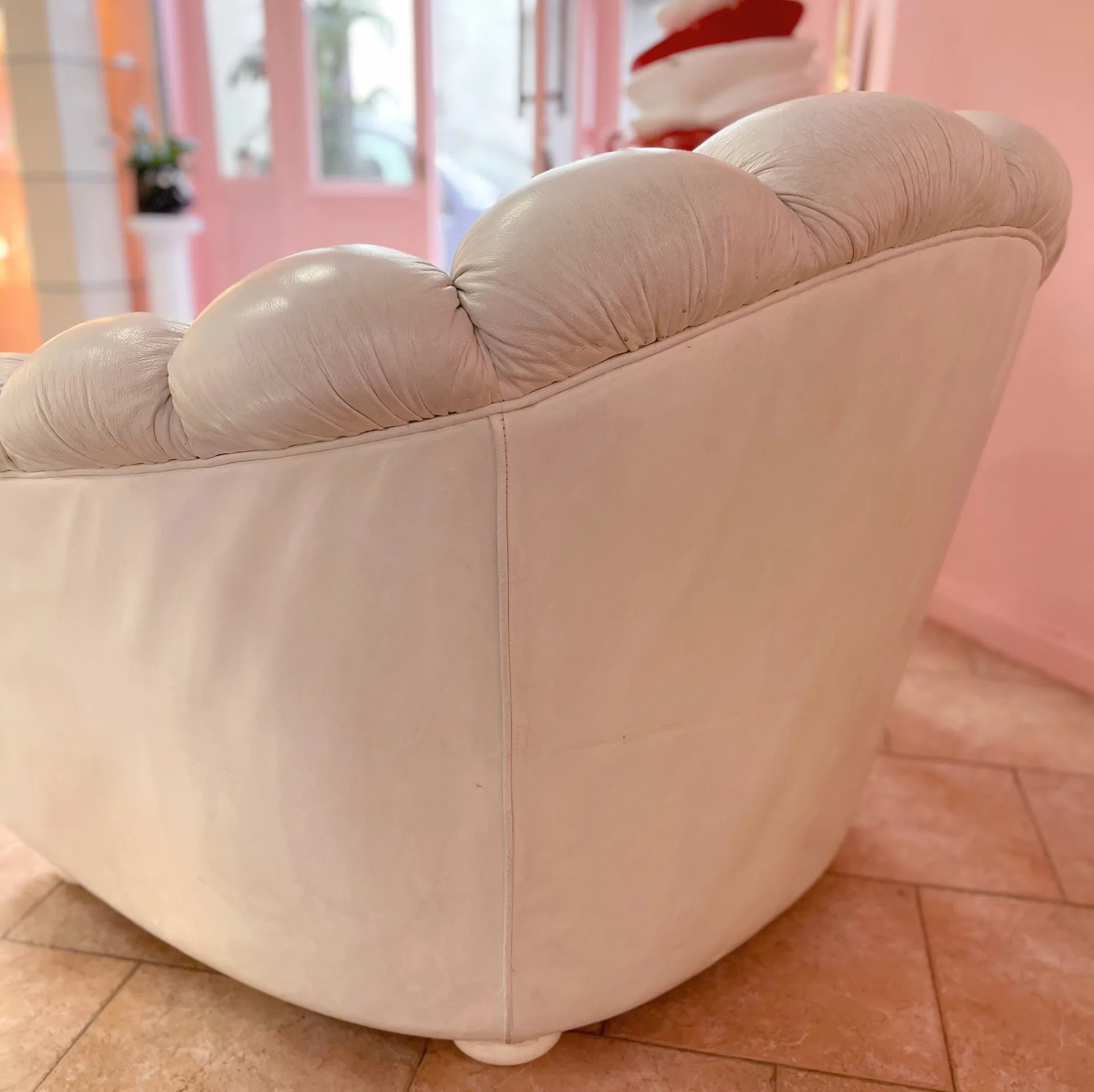 Ensemble canapé et fauteuil coquillage vintage en cuir blanc, années 70 - Club Barbara