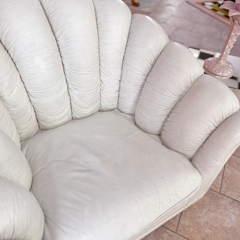 Ensemble canapé et fauteuil coquillage vintage en cuir blanc, années 70 - Club Barbara