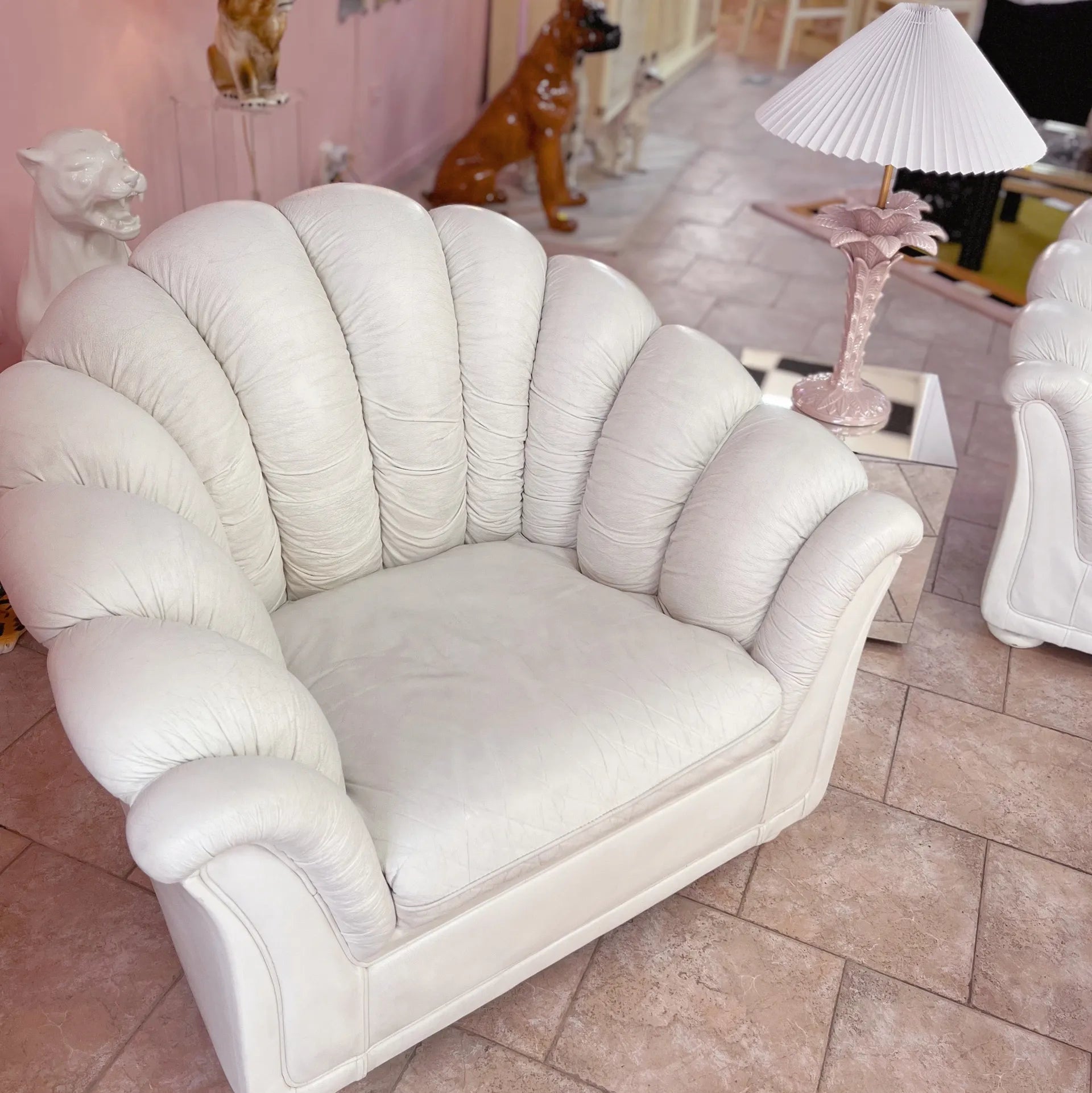 Ensemble canapé et fauteuil coquillage vintage en cuir blanc, années 70 - Club Barbara